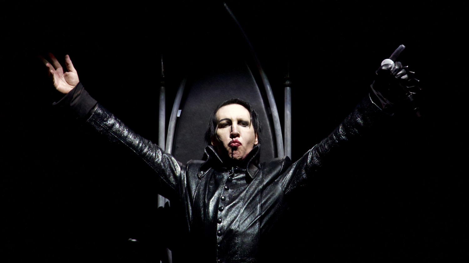 Marilyn Manson S Shock Rock Raises Eyebrows And Discourse At Knotfest Blurred Culture