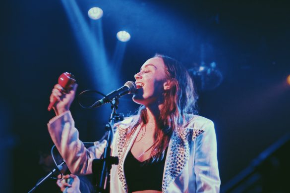 Zella Day at Moroccan Lounge 11/21/17. Photo by Marina Rose (@MarinaRose7) for www.BlurredCulture.com.